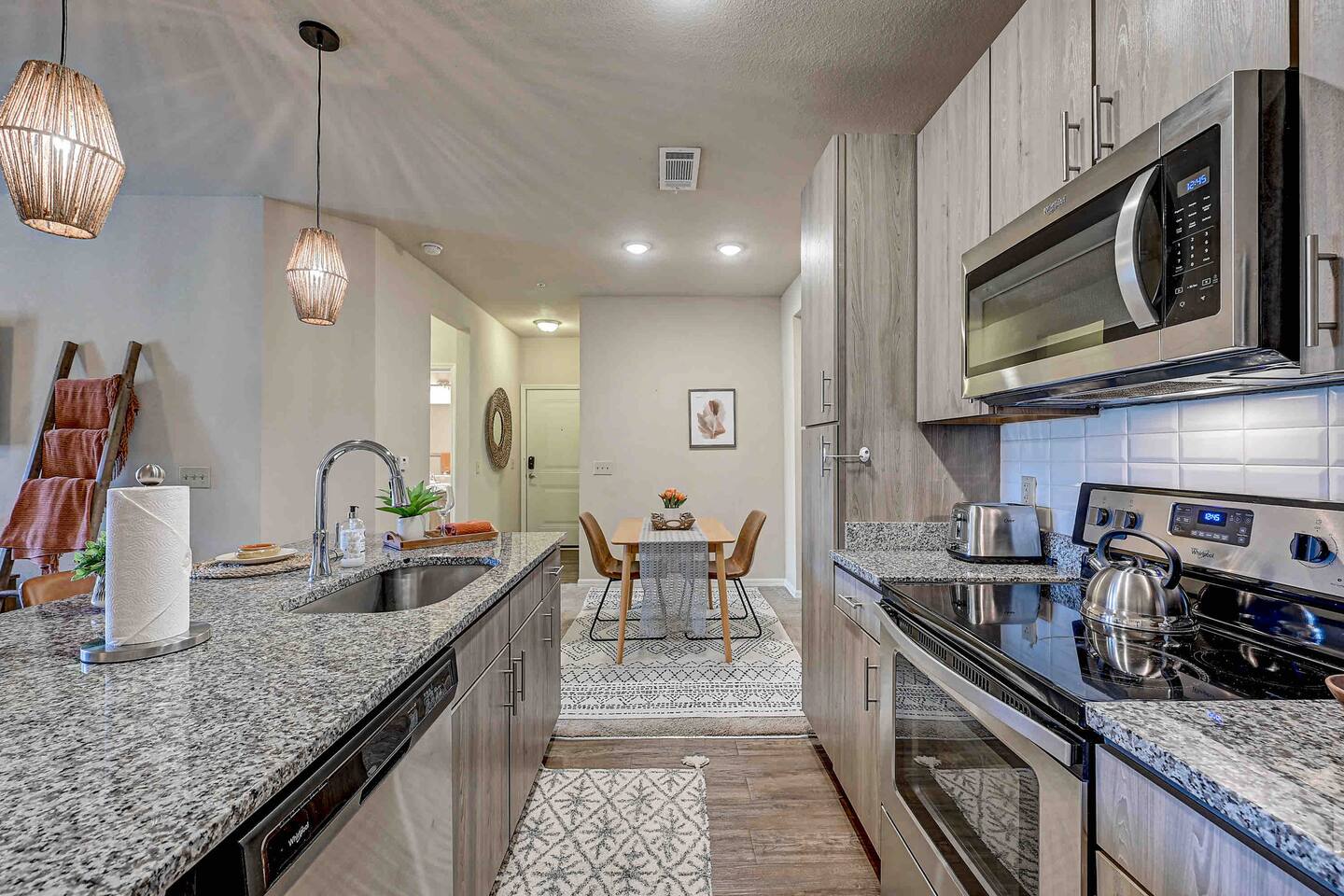 Boho Oasis w KING Bed w POOL Nr AIRPTShoppingDWTN