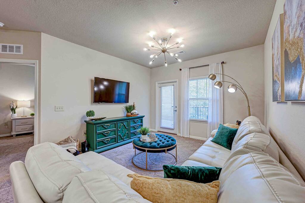 Lush Suite - King BED w/POOL<6 Min- ArptDWTN&Shops