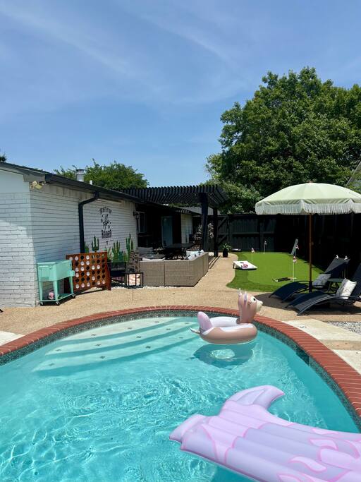 Cowboy Cabana~pool~putting green~firepit~amenities