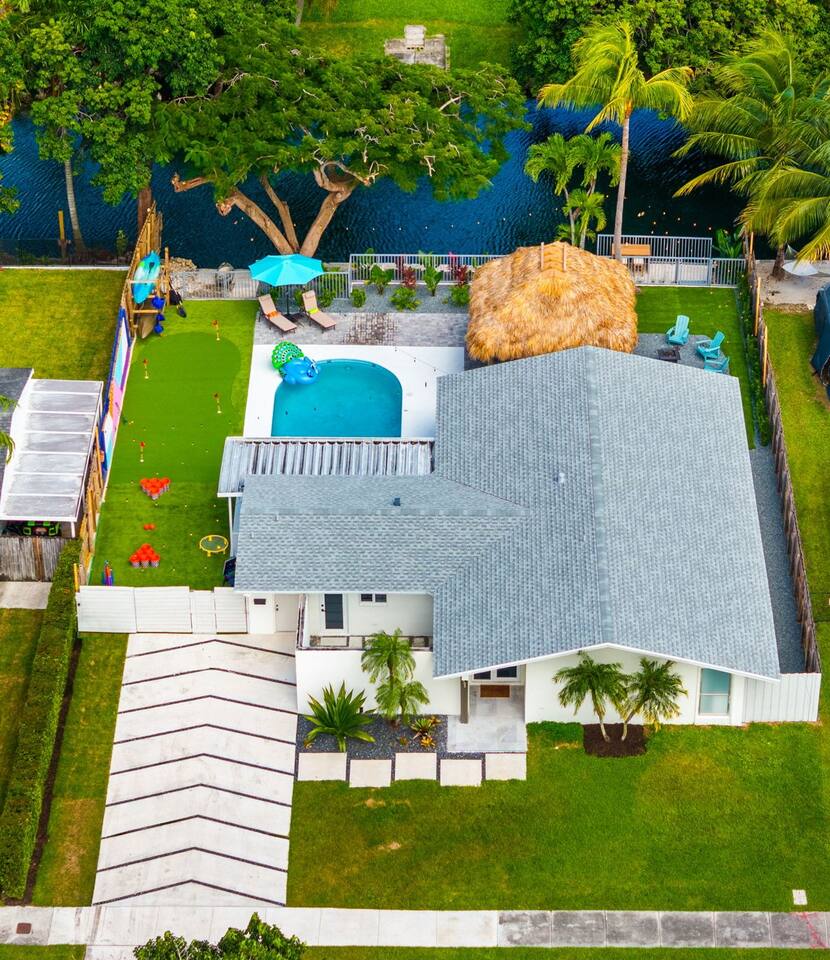 Sleeps 11• Heated Pool • Mini Golf Near Everglades