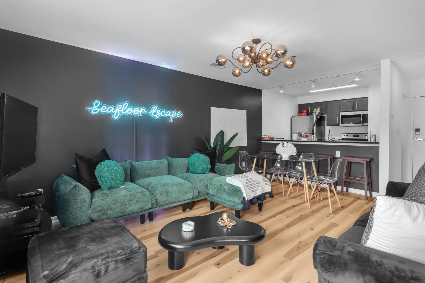 SeafloorEscape: 2-BR 1.5 blocks from Beach w/Pool!