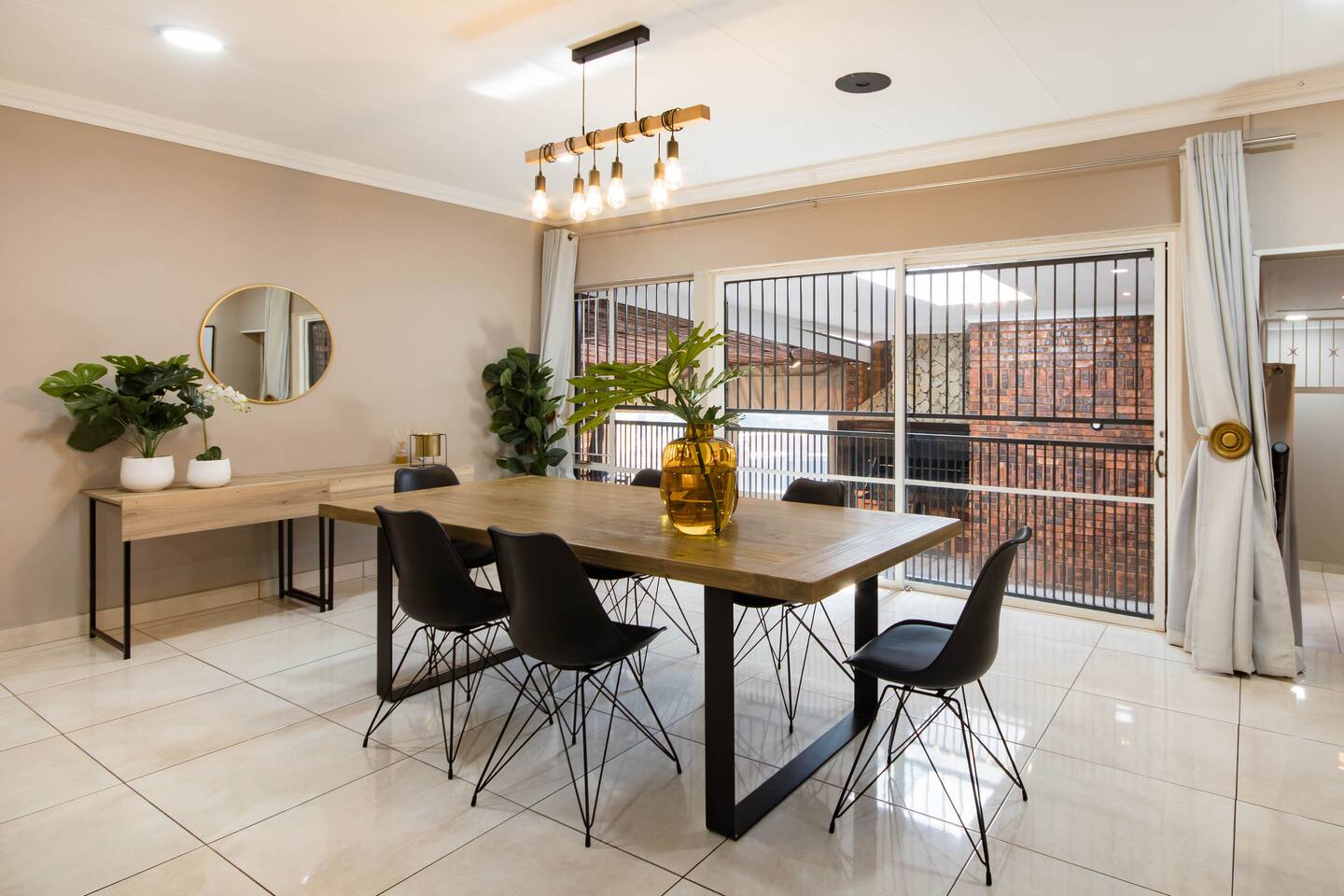 Upmarket Villa with pool & lush garden