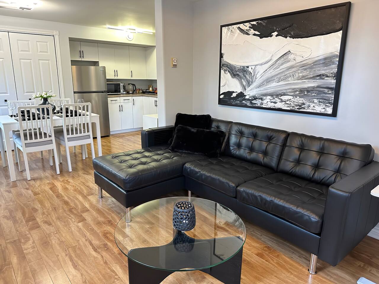 The Corner Suite: Chic Garden Apt in Town