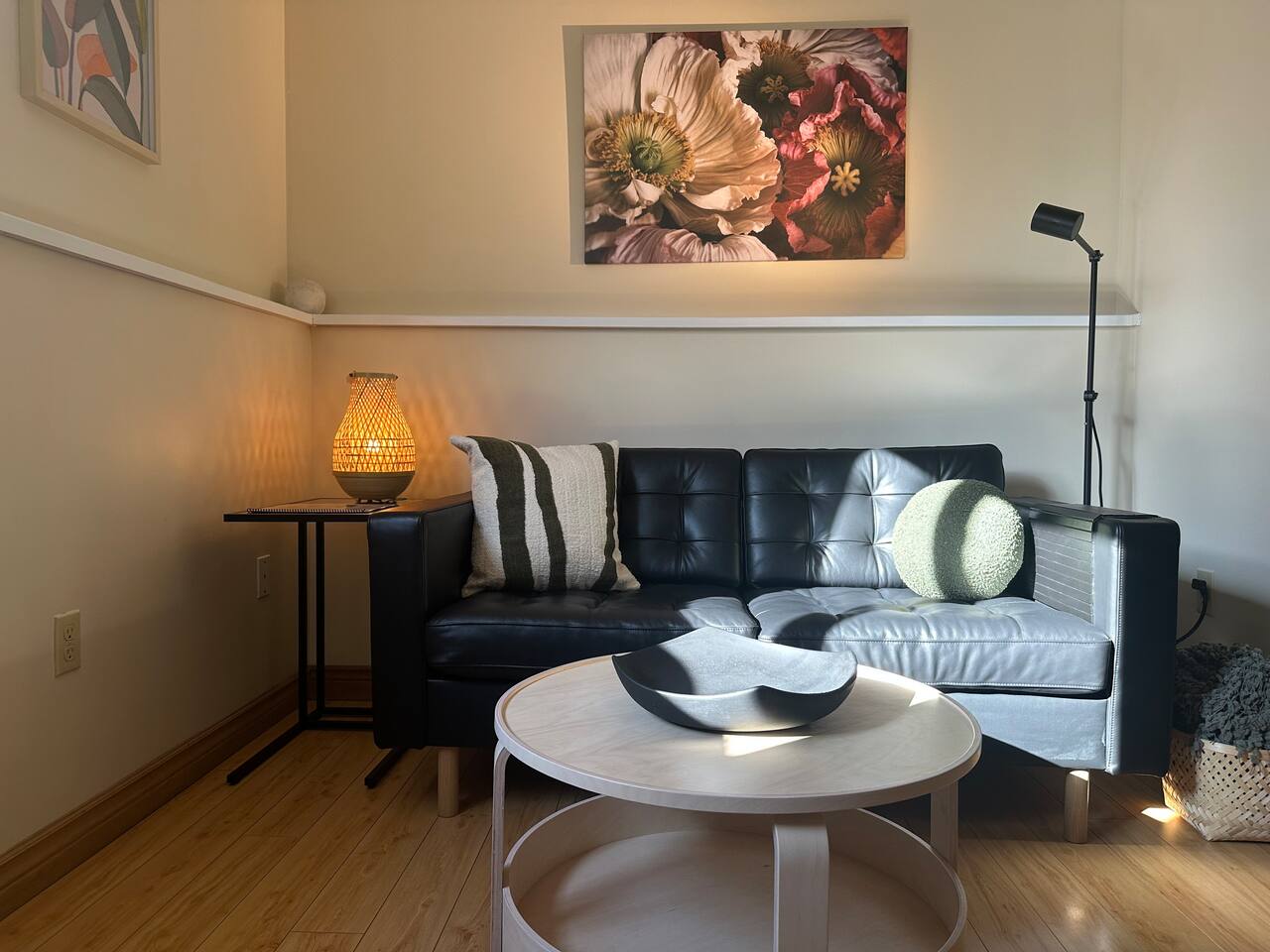 Safe Haven: Cozy Garden Apt in Town