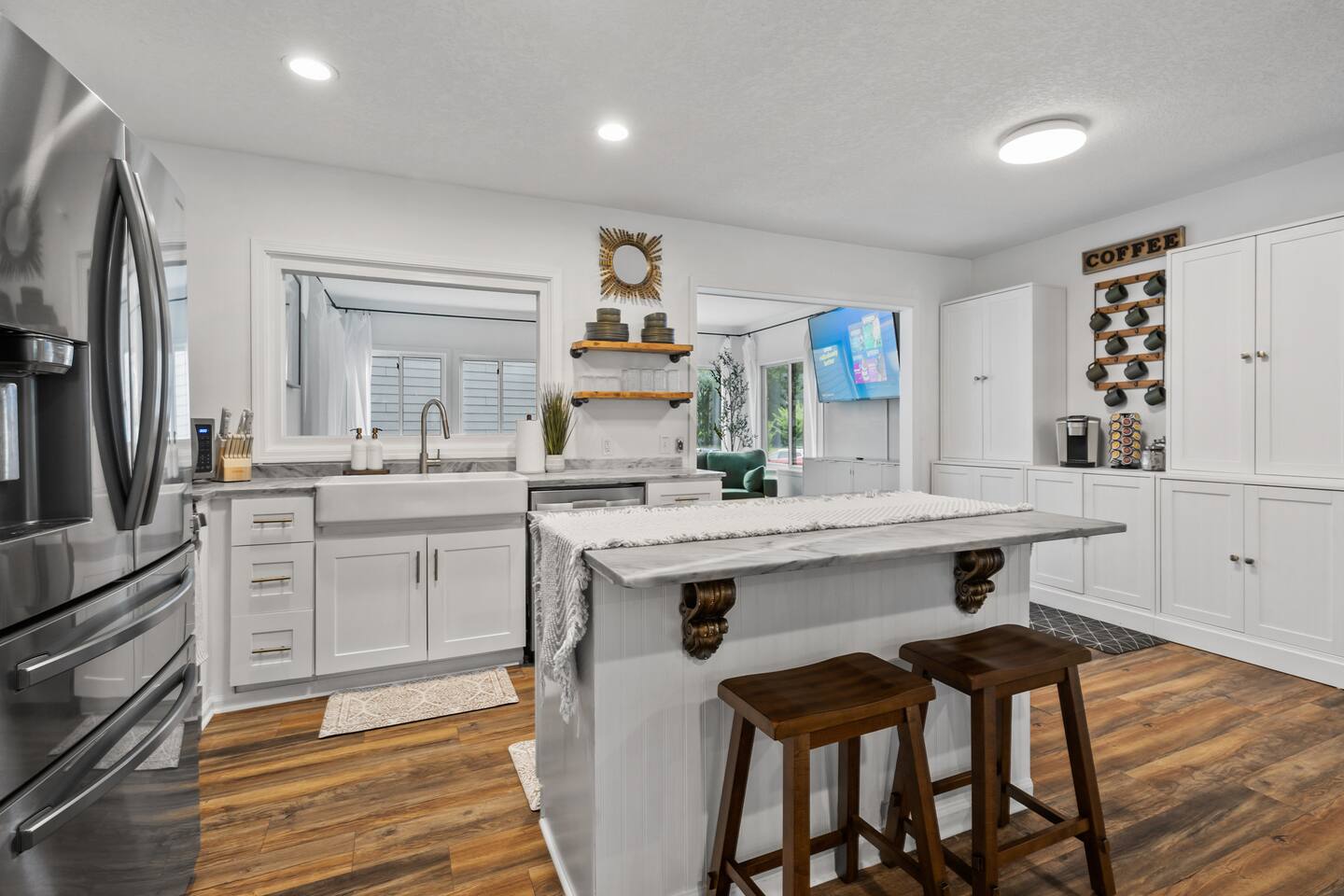 Remodeled Home, King Beds, FastWIFI,  Lake Access