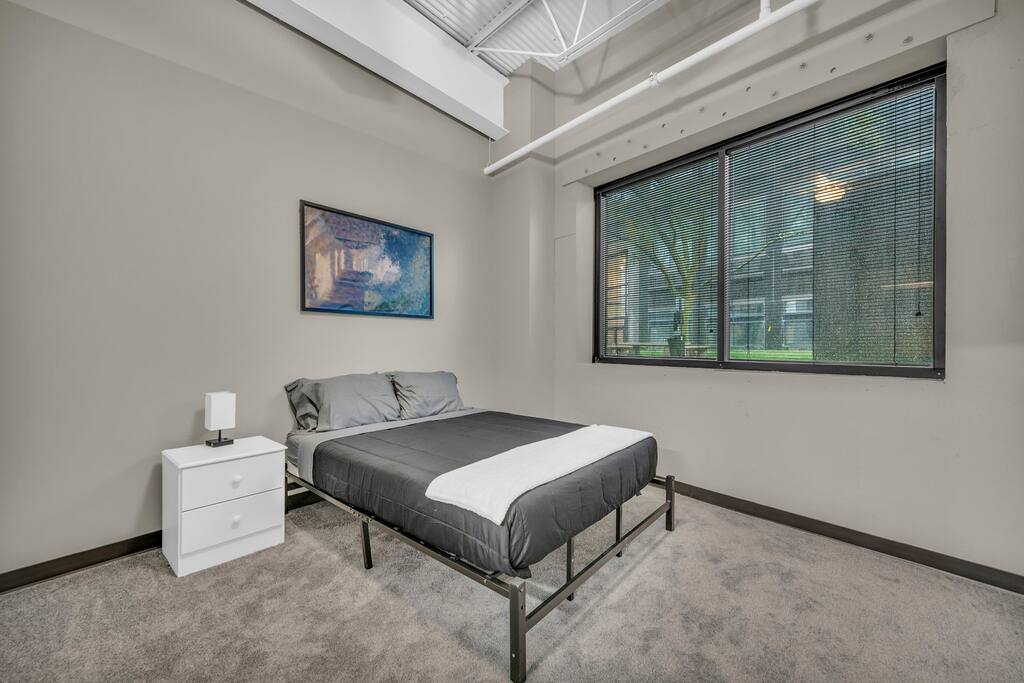 Contemporary Loft Close to Airport Fast Wi-Fi