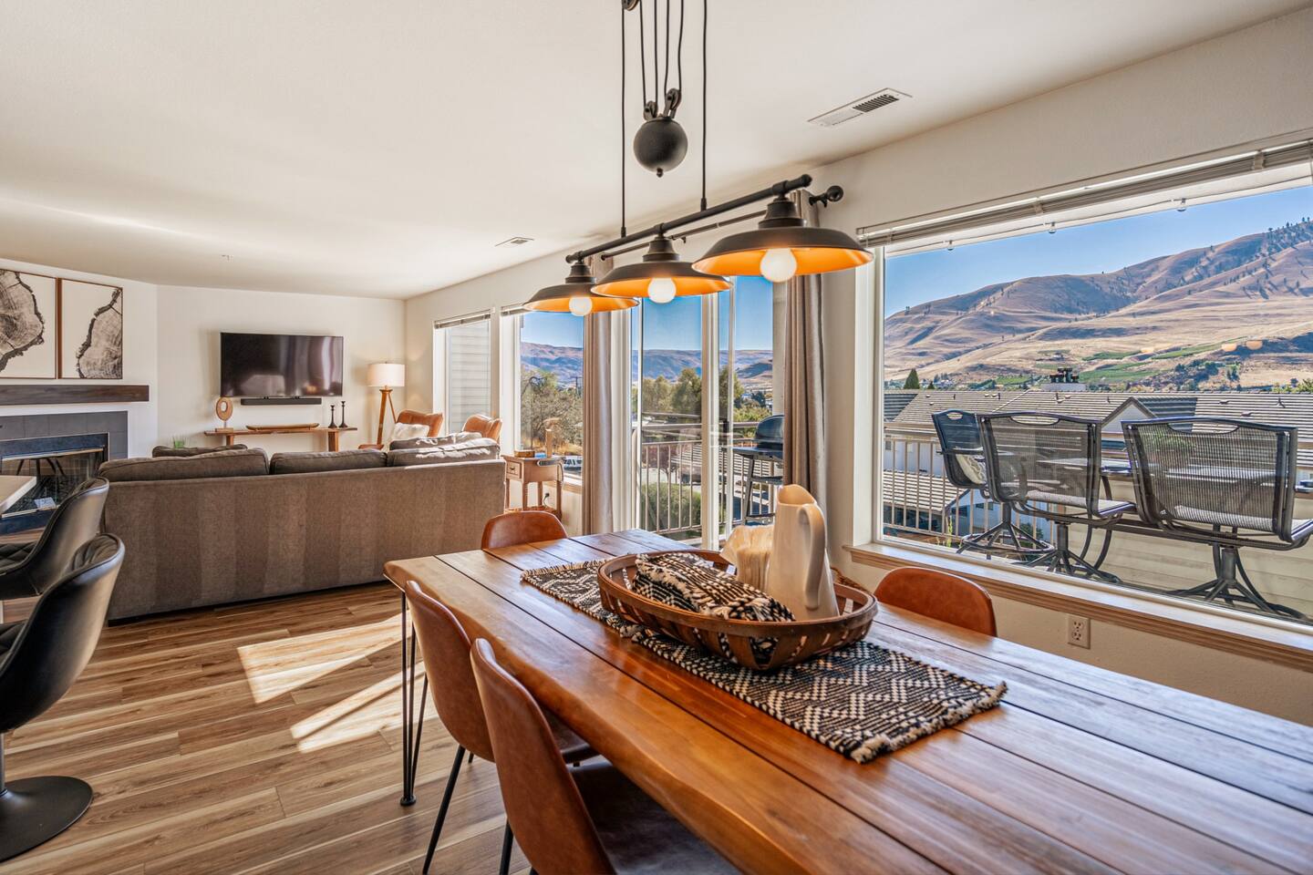 Chelan Condo | Breathtaking Mountain & Lake Views