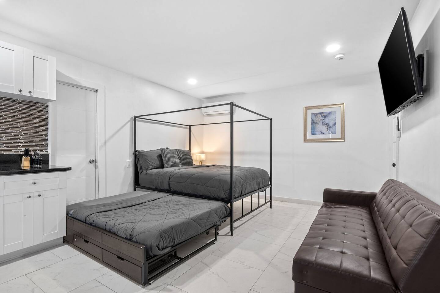 Sunny Miami Beach apt free parking/beach access