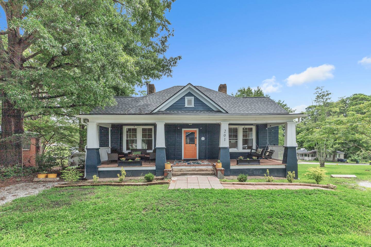 2BR / 2 BA  - Stroll Coffee, Bakery & Wine Bar!