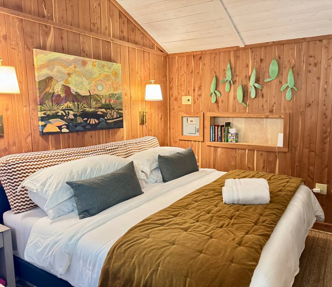 Walk to Zilker/Barton Springs | Patio | King Bed