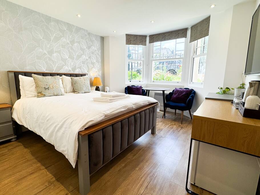 Luxury King Room 1 - Kensington!