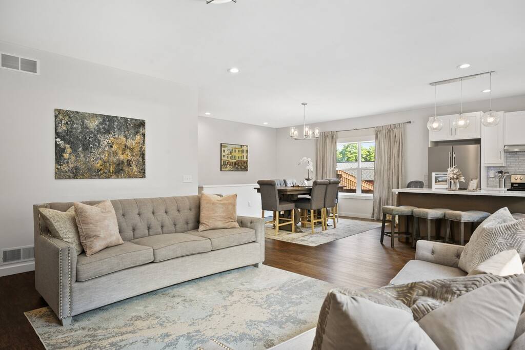 Spacious 6BR less than 10 min walk to DT WI Dells!