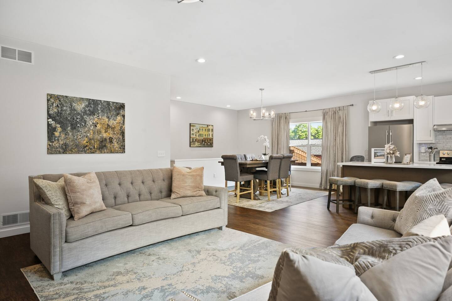 Spacious 6BR less than 10 min walk to DT WI Dells!