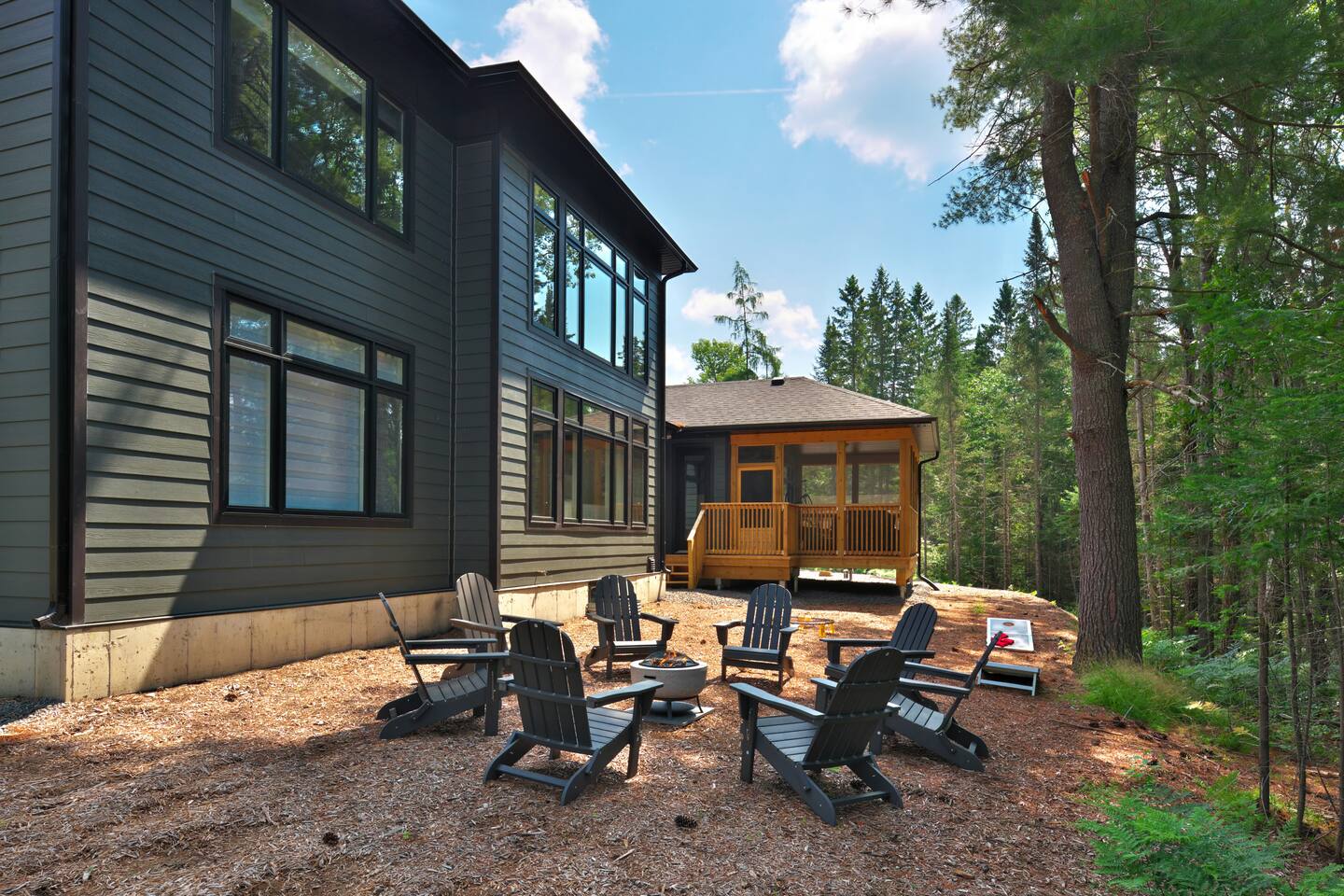 BBQ, Fire Pit, Hot Tub, Mins to Arrowhead