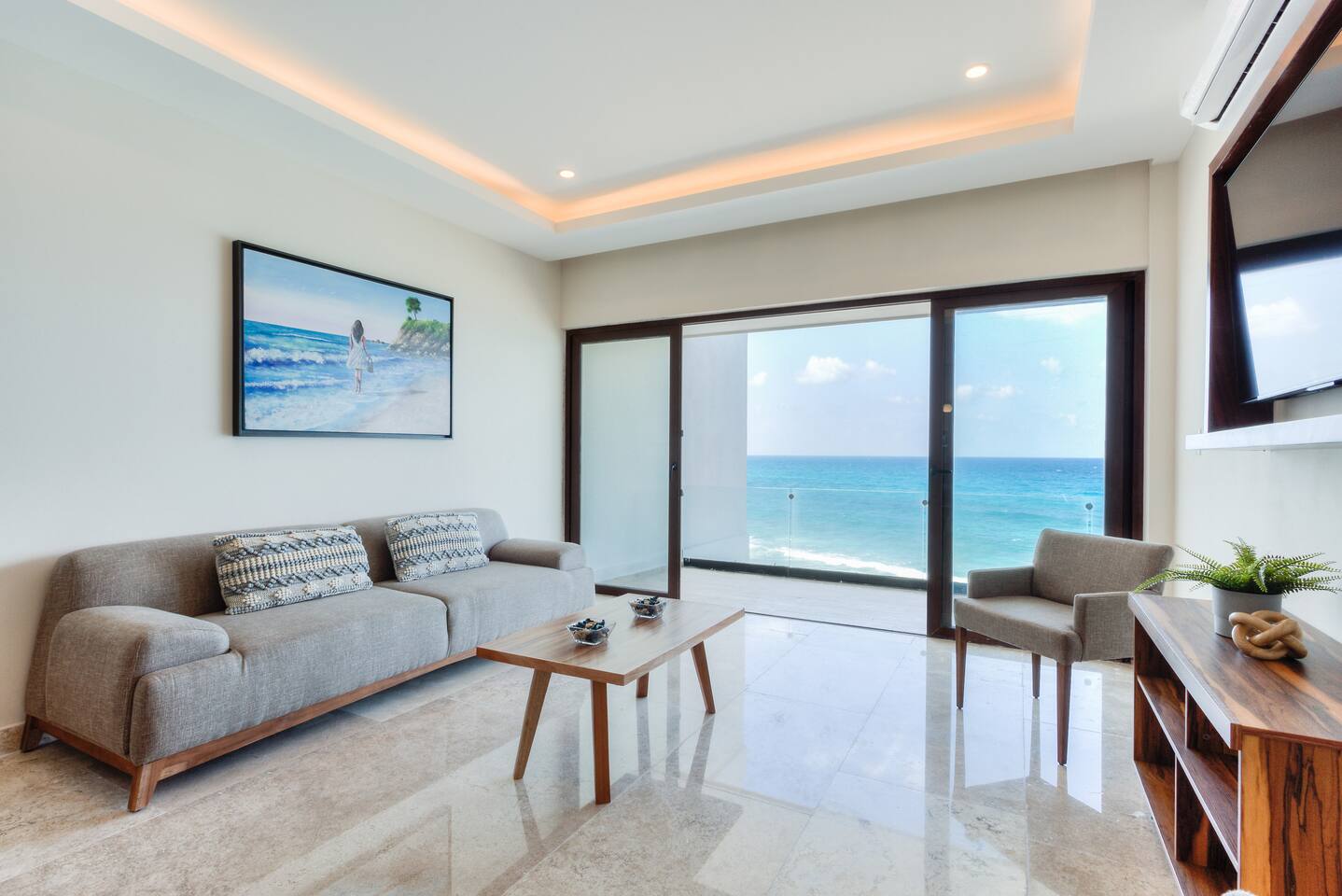 Top Location + Pool + Beach Clubs access