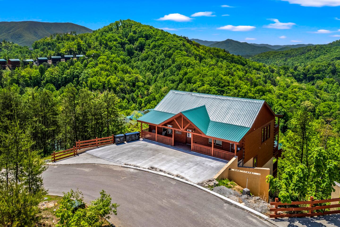 Smoky Mtn Cabin with Pool, Theater and 6 Suites