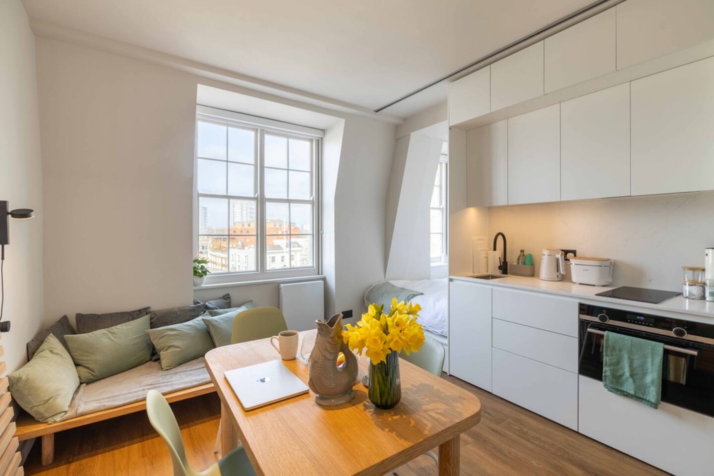 Bright and Newly Renovated Studio near Hyde Park
