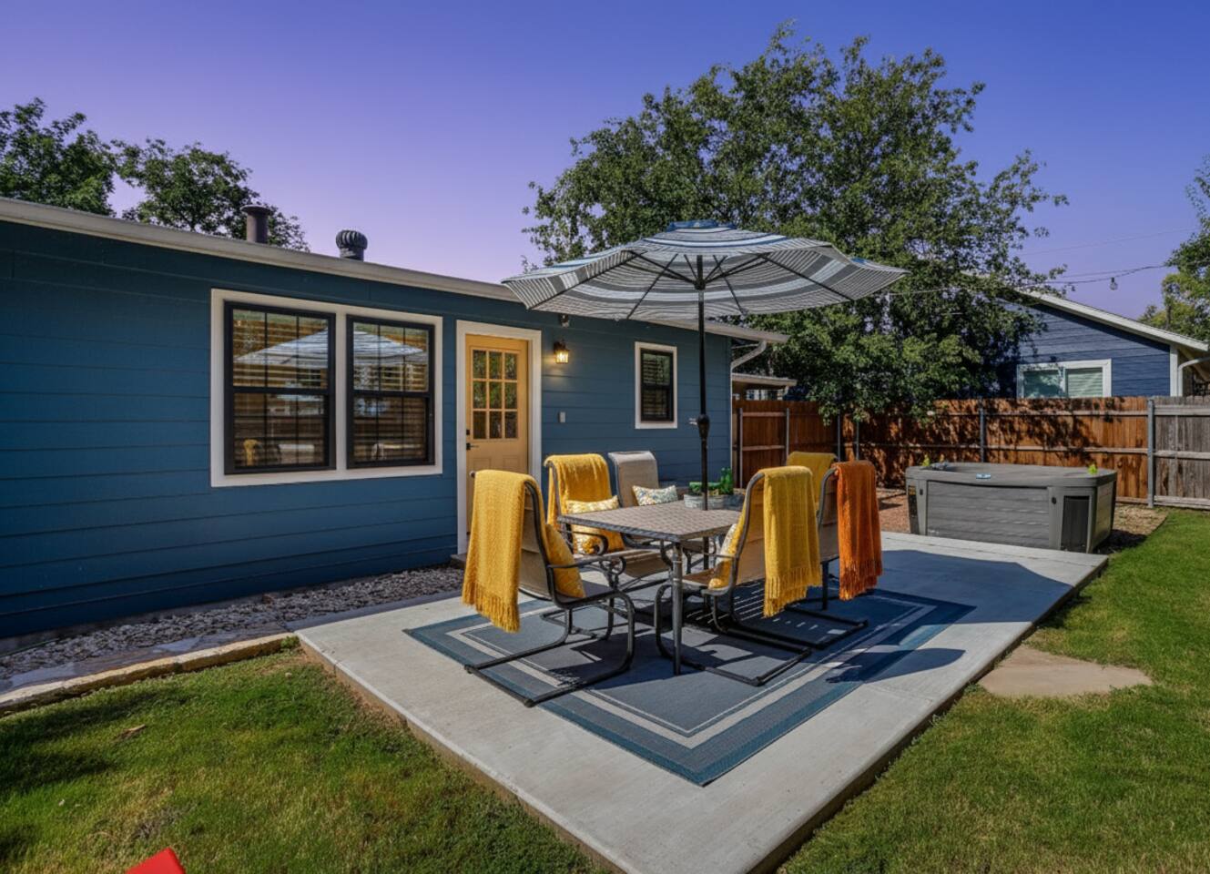 Spacious 2BR Home w/ Hot Tub Near Granbury Square