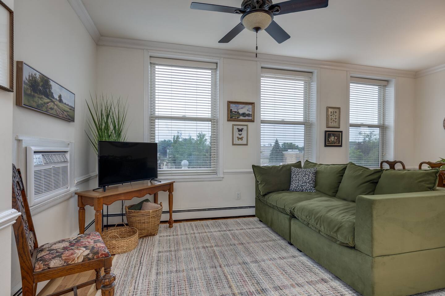 Downtown Apt - Walk to Sushi & Coffee!