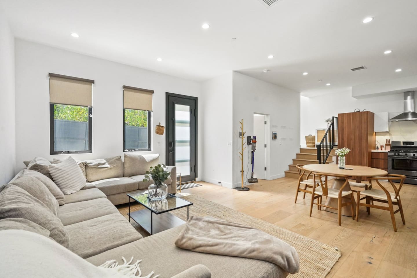 Scandinavian 2BR, 2Bath Townhome, Pet & Kid Friendly, Free Parking, 10min to Venice Beach!