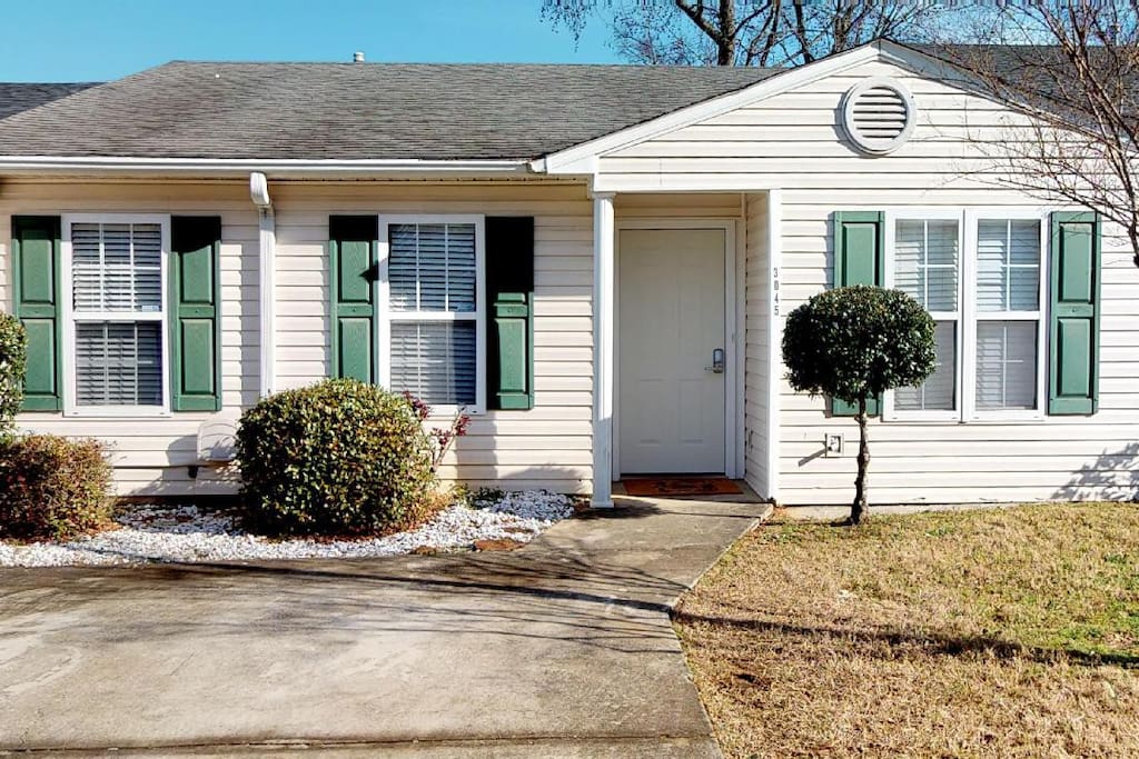 luxury condo, pet friendly, close to everything