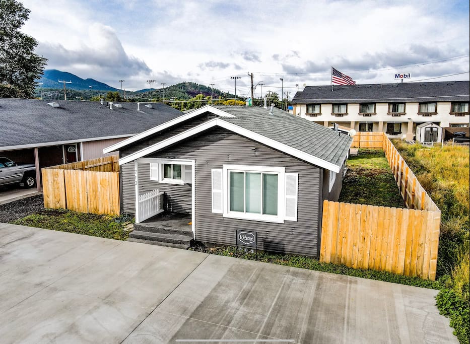 Walk Train & Rte 66 | Pet Friendly | Ample Parking