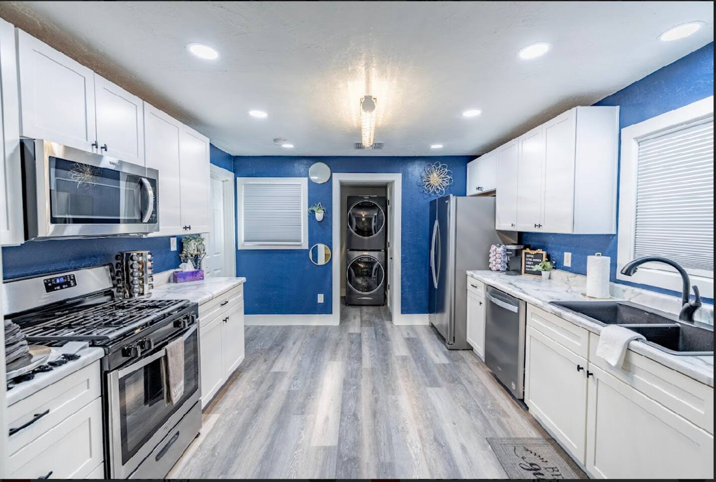 Walk Train & Rte 66 | Pet Friendly | Ample Parking