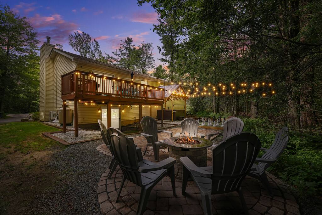 Spacious Home in Poconos~FirePit~Jacuzzi~Game room