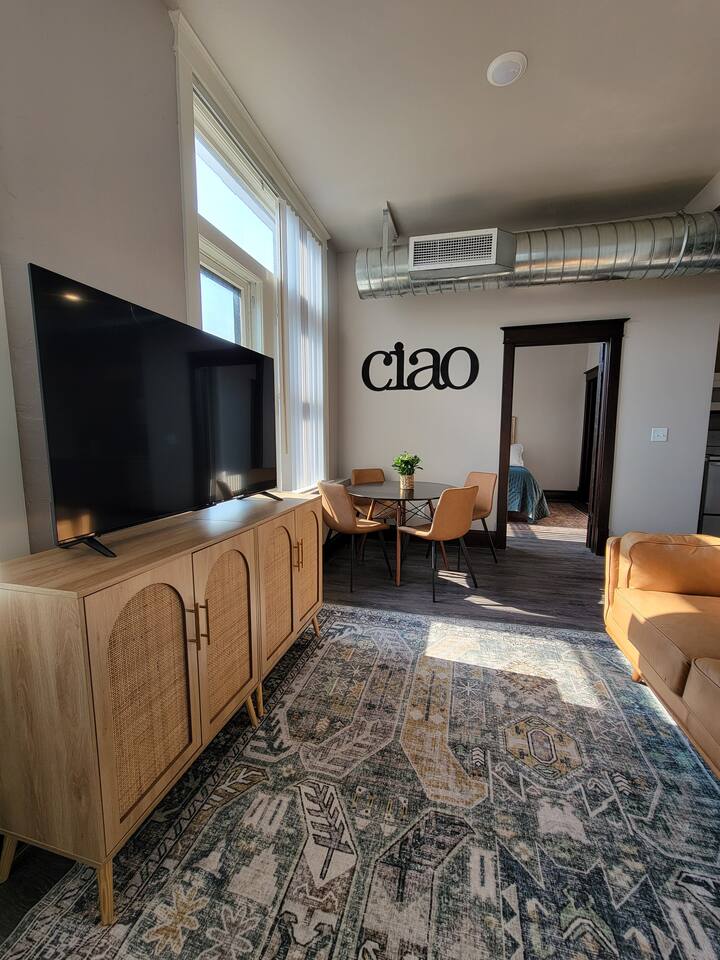 Corner, Two Bdrm Apt in Downtown Historic District