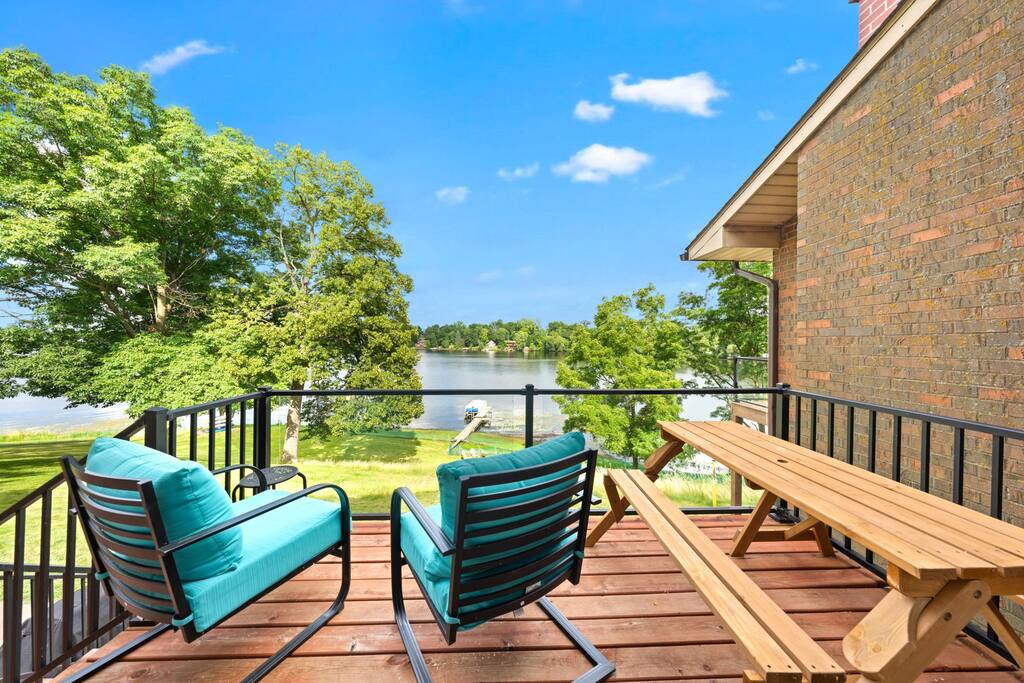 Lake,darts,balcony,w/d,big table. Walk downtown.