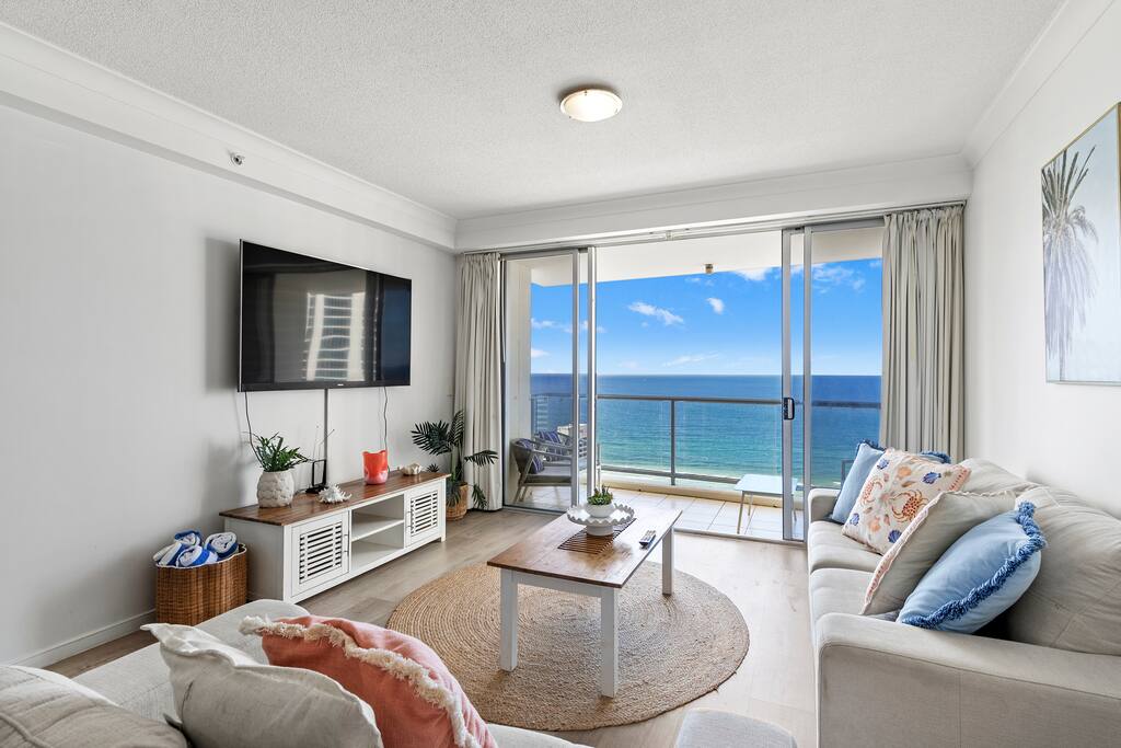 Ocean Breeze Haven | Free Parking | Pools Gym Spa!