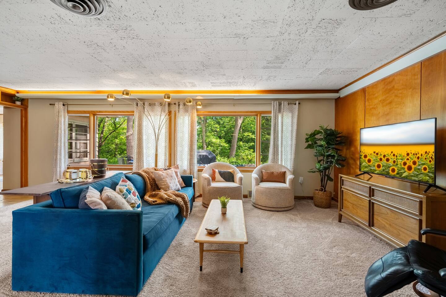 Spacious Home! Mid Century Mod-Amazing Sun Room