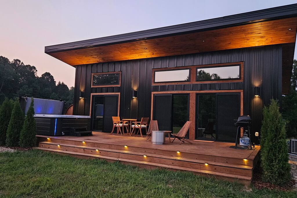 The Mysa - Couples Retreat, Luxe, Sauna, Hot tub