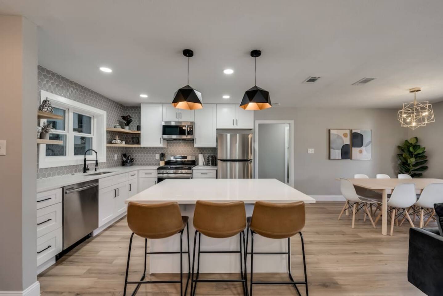 Stylish Downtown haven|Pet-Friendly|King Bed|BBQ|