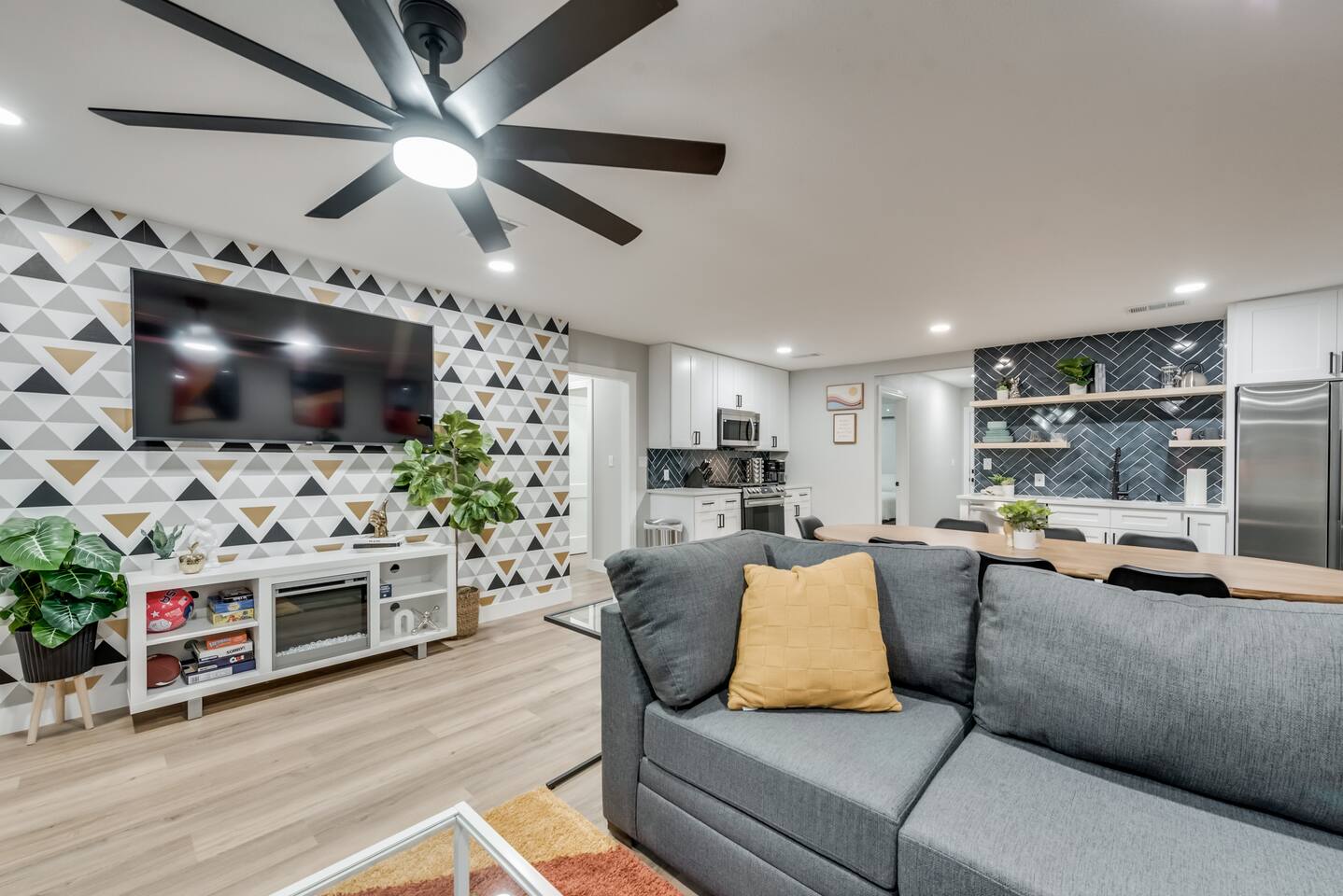 Walk to UNT Spacious 5BR 3BA• 5 Kings • Pets OK •