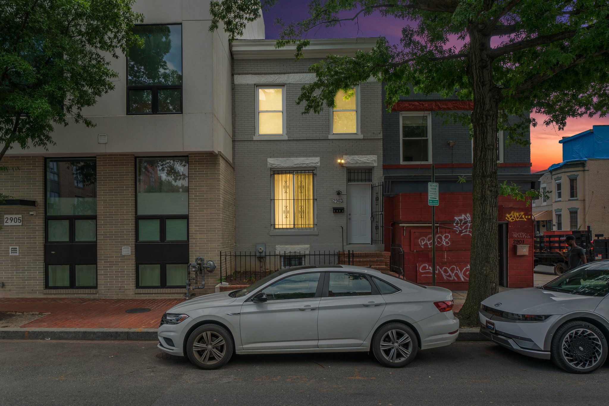 Charming 4-bedroom townhome in fabulous Washington with AC, WiFi