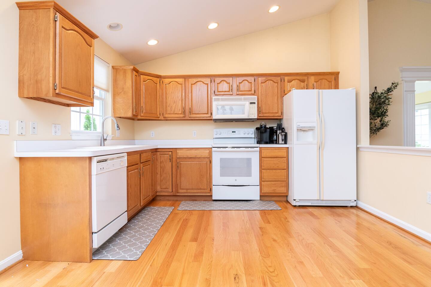 Ray of Sunshine-Dog Friendly, 4BR,furnished deck photo 9