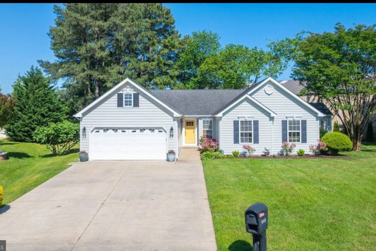 Ray of Sunshine-Dog Friendly, 4BR,furnished deck photo 2