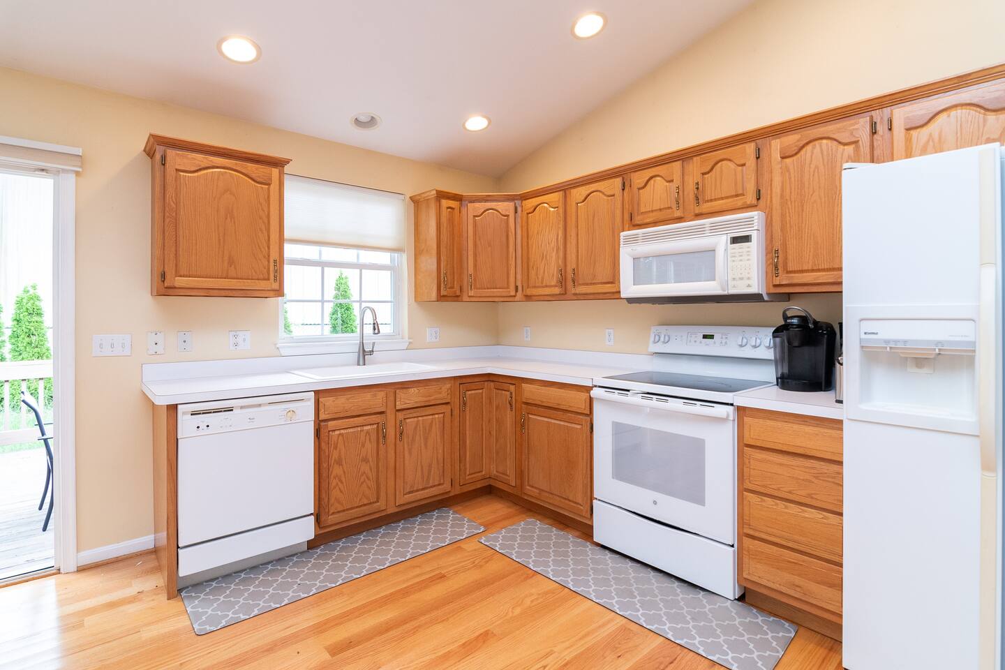 Ray of Sunshine-Dog Friendly, 4BR,furnished deck photo 20