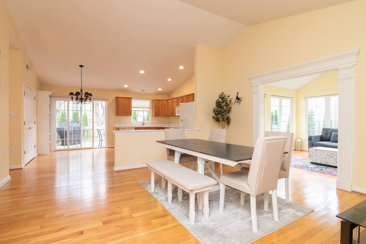 Ray of Sunshine-Dog Friendly, 4BR,furnished deck photo 7