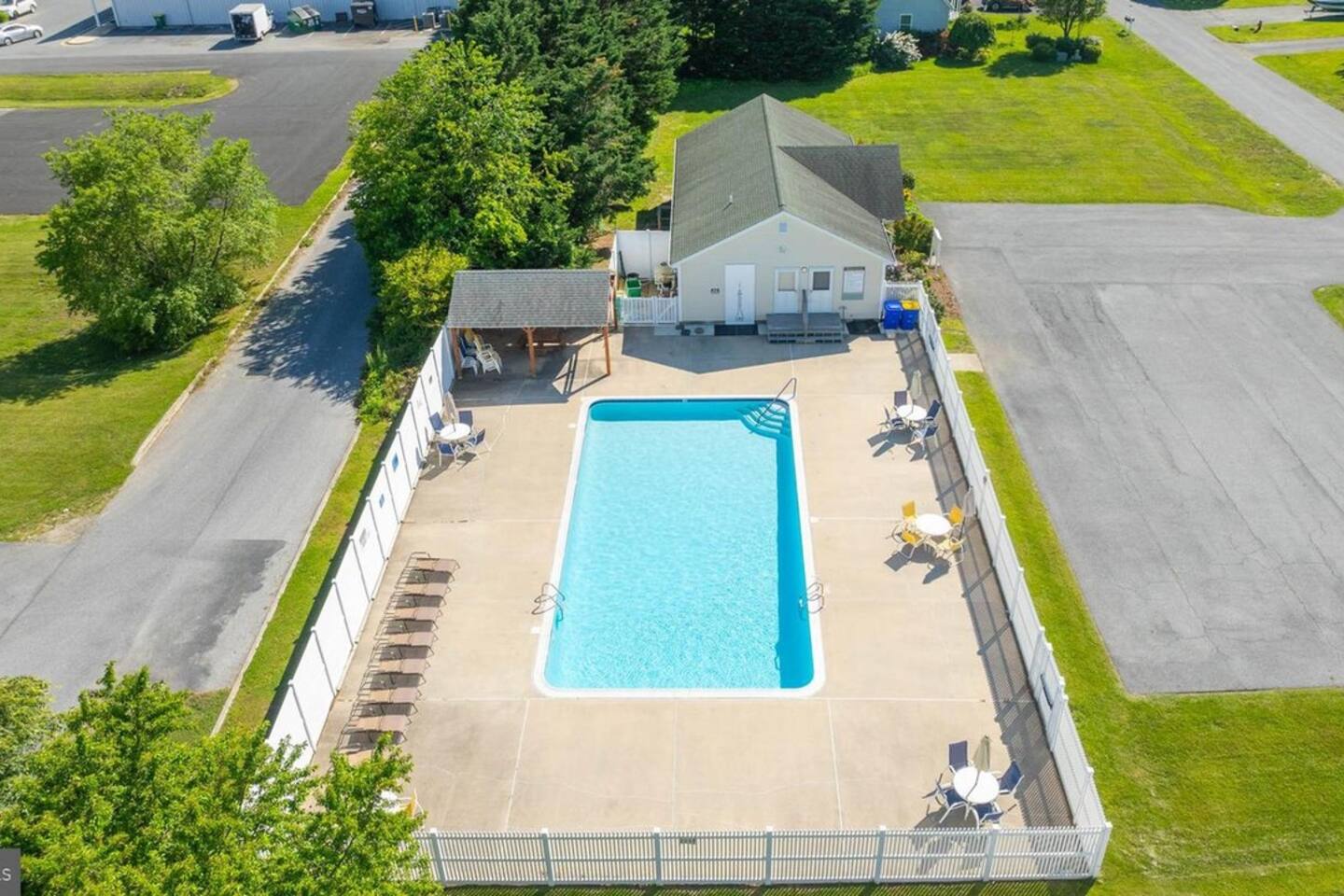 Ray of Sunshine-Dog Friendly, 4BR,furnished deck photo 4
