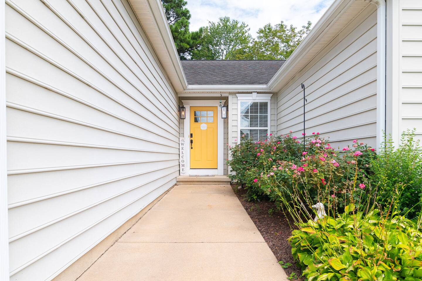 Ray of Sunshine-Dog Friendly, 4BR,furnished deck photo 10