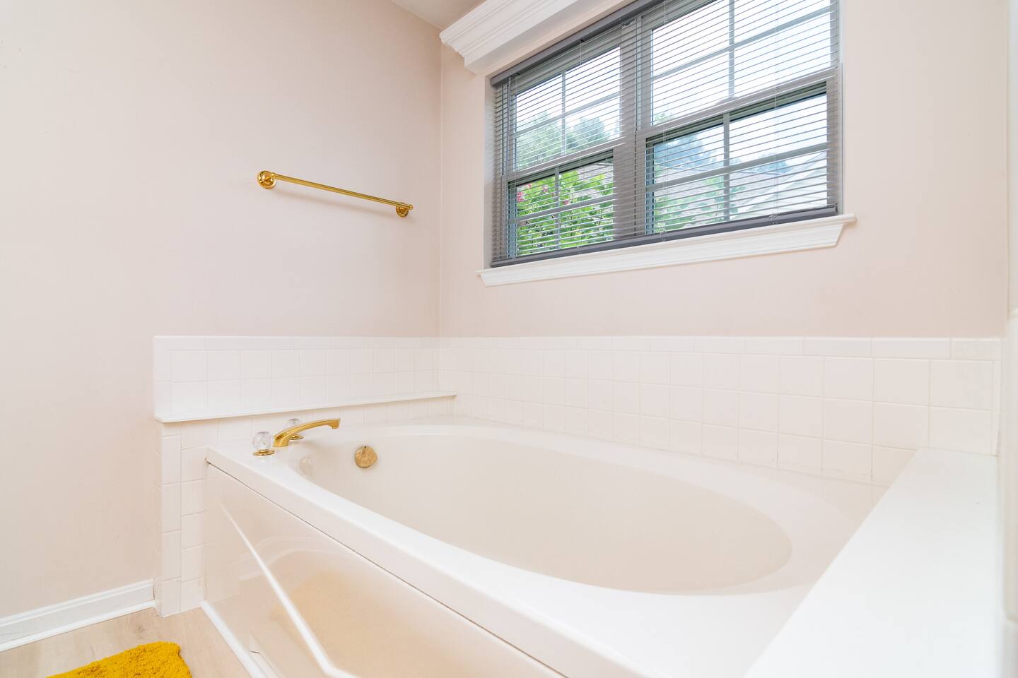 Ray of Sunshine-Dog Friendly, 4BR,furnished deck photo 26