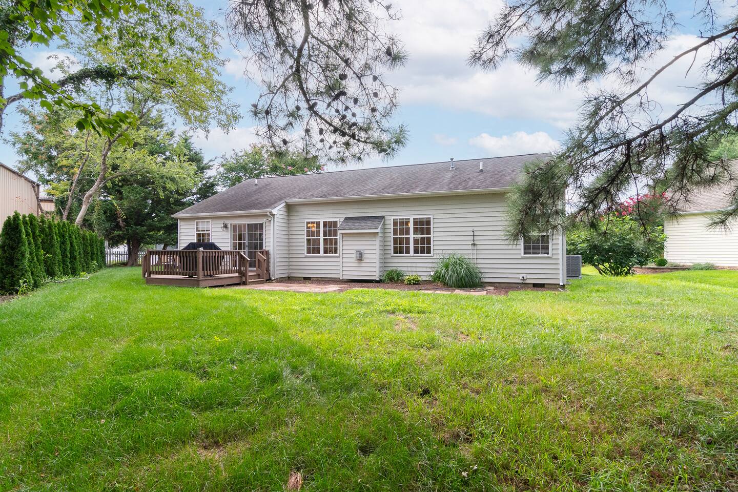 Ray of Sunshine-Dog Friendly, 4BR,furnished deck photo 43