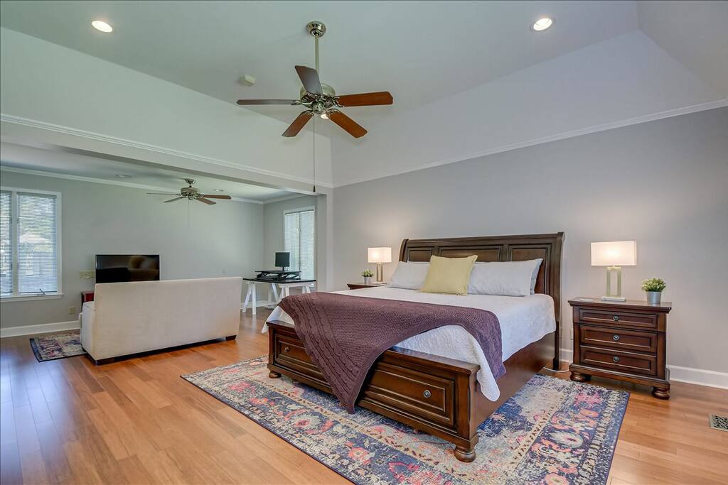 4BR Overton Orchard - Incredible Deck - Spacious!