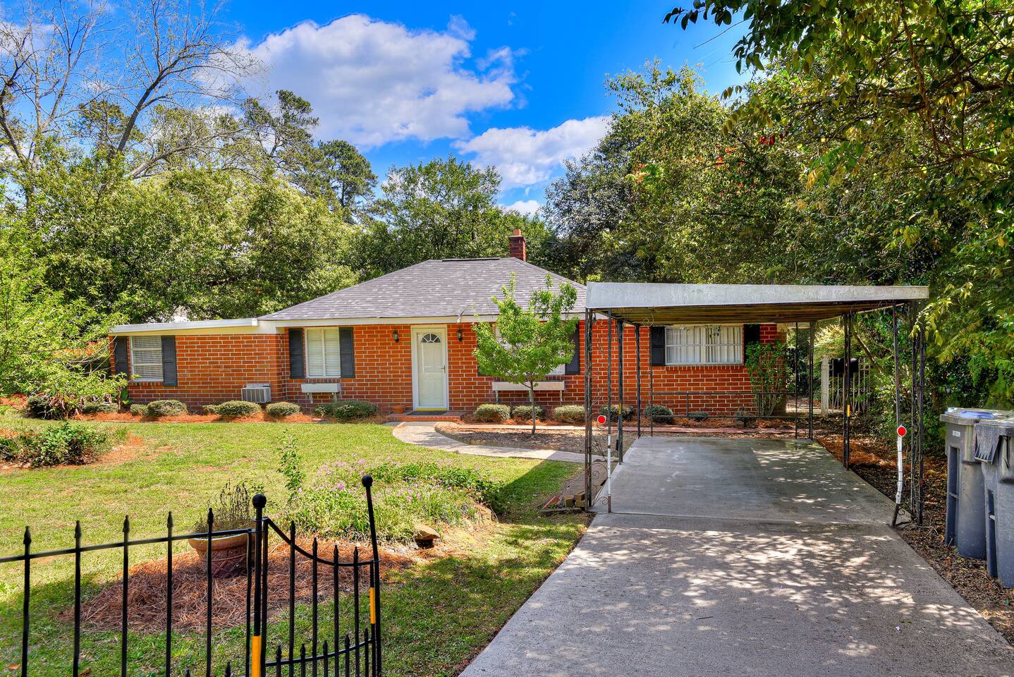 The Sunflower - Fenced back patio - SuperHost!