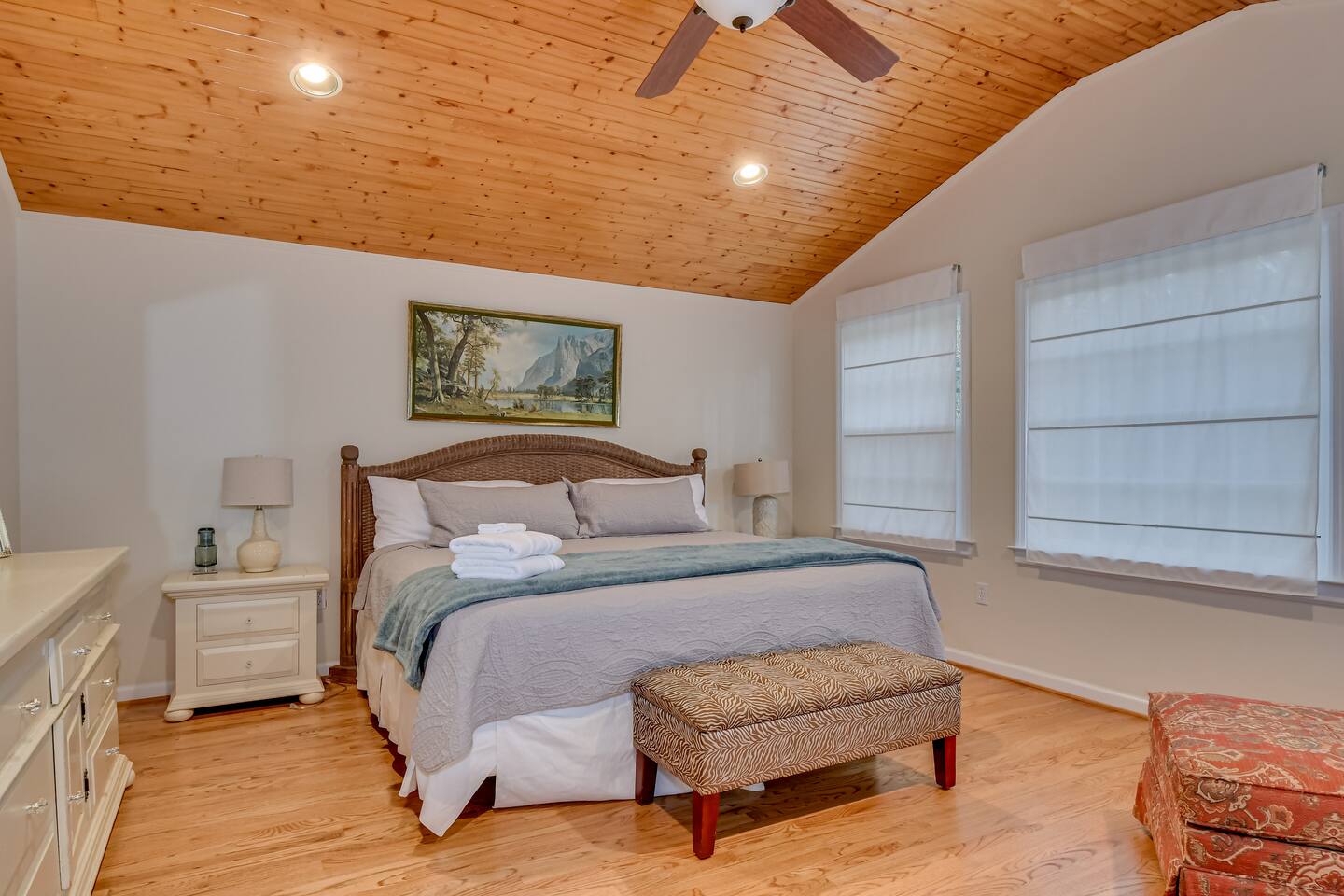 4BR/2BA - PorchTime Covered Patio, Master Suite!