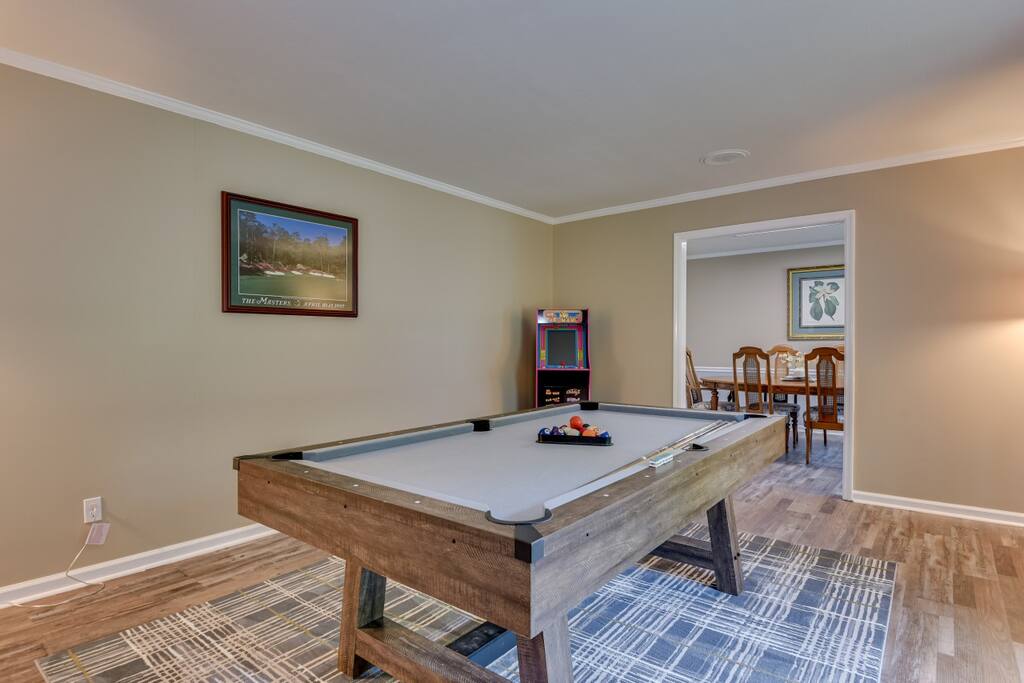 4BR PoolTable, Grill, CoveredParking, FullyFenced!