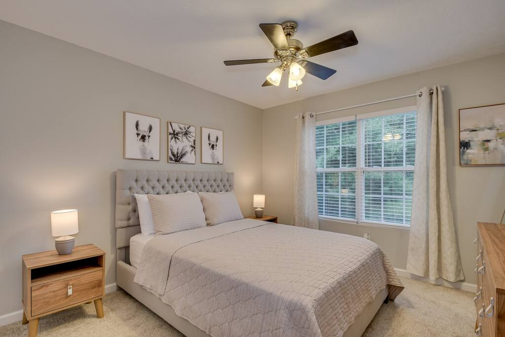 4BR - Spacious Southern Home - Private backyard
