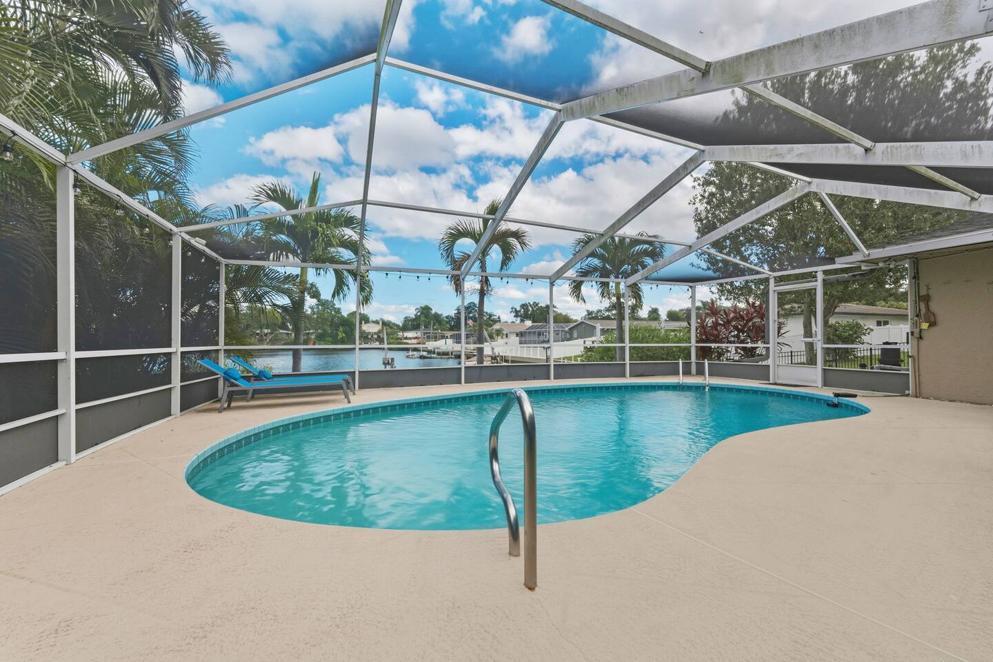 Waterfront Pool Home - 12PPL 4BR